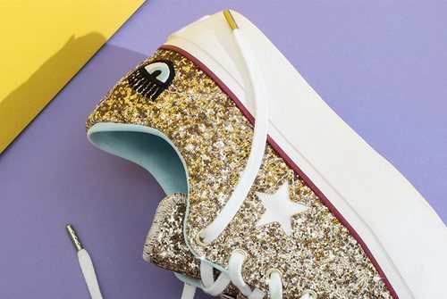 Modelo en dorado de la nueva colección de Chiara Ferragni para Converse