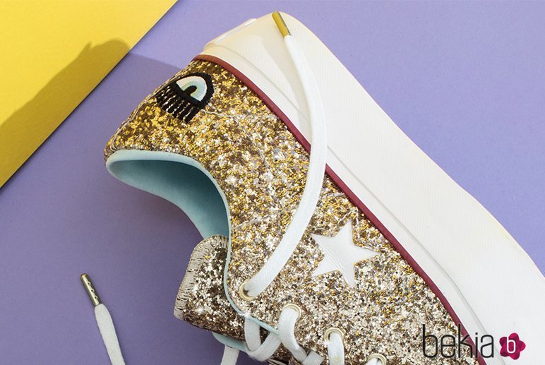 Modelo en dorado de la nueva colección de Chiara Ferragni para Converse