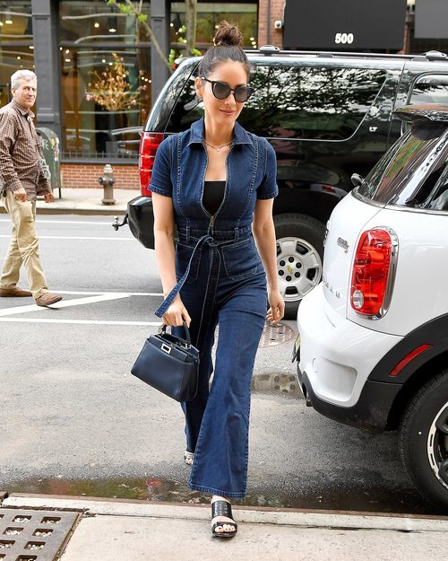 Olivia Munn con un mono tejano por las calles de Nueva York 2018