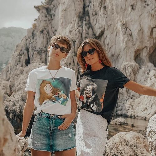 Laura Escanes posa con una de las prendas de Stradivarius en colaboración con Disney