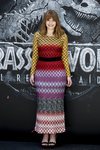 Bryce Dallas con un vestido largo de colorines en la premiere de Jurassic World 2018