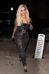 Bebe Rexha con un mono negro brillante en Los Ángeles 2018