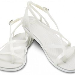 Modelo en blanco de la nueva colección primavera/verano 2018 de Crocs