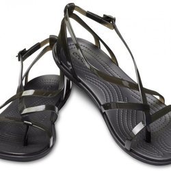 Modelo en negro de la nueva colección primavera/verano 2018 de Crocs
