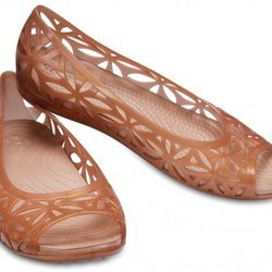 Modelo en dorado de la nueva colección primavera/verano 2018 de Crocs