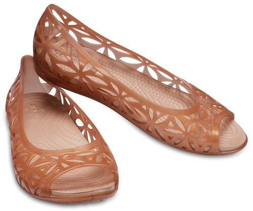 Modelo en dorado de la nueva colección primavera/verano 2018 de Crocs