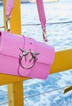 Bolso rosa chicle de la nueva colección crucero de Pinko 2018