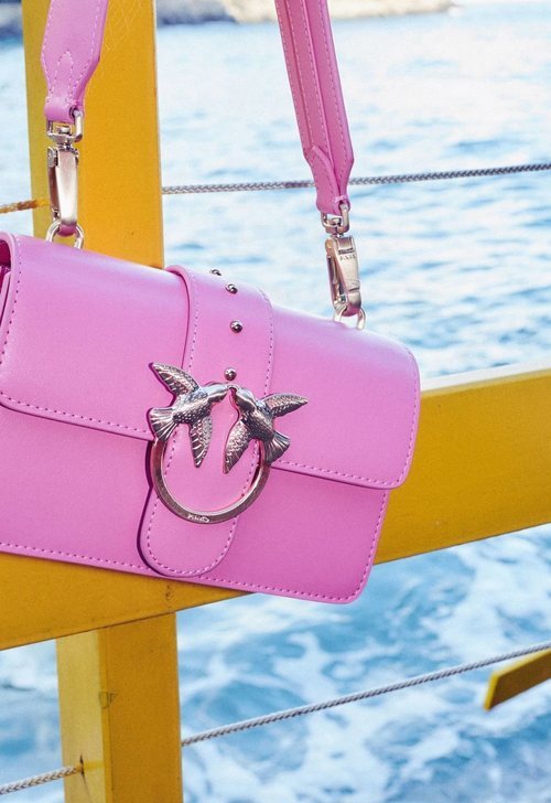 Bolso rosa chicle de la nueva colección crucero de Pinko 2018