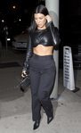 Kourtney Kardashian con un crop top de cuero en Hollywood