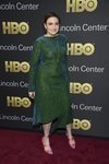 Lena Dunham con un vestido verde con brillo azulado en la American Songbook Gala 201