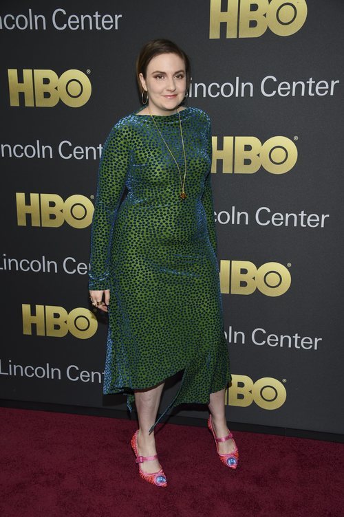 Lena Dunham con un vestido verde con brillo azulado en la American Songbook Gala 201