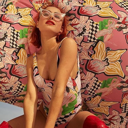 Estampado con mujer acostada de la colección cápsula 'Miranda Makaroff para Desigual'