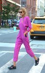 Stella Maxwell con un mono rosa neón en Nueva York