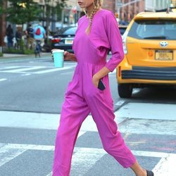 Stella Maxwell con un mono rosa neón en Nueva York