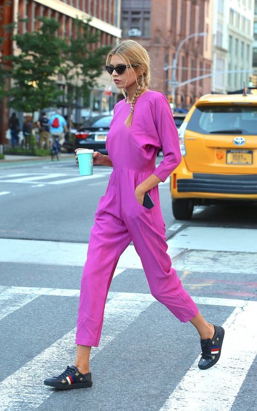 Stella Maxwell con un mono rosa neón en Nueva York