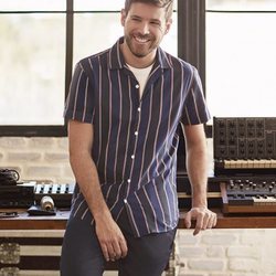 Camisa oscura de rayas de la colección primavera/verano 2018 de Springfield