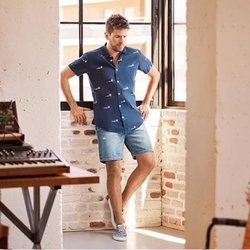 Camisa azul  con estampado de la colección primavera/verano 2018 de Springfield