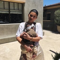 Kylie Jenner con Stormi y su portabebés de Gucci