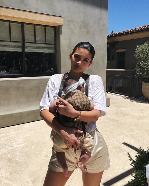 Kylie Jenner con Stormi y su portabebés de Gucci