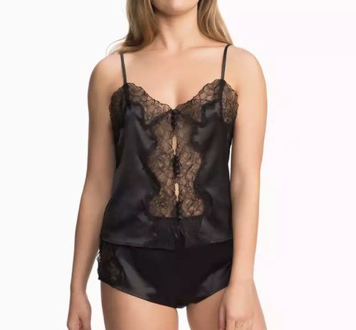 Conjunto de raso de la colección 'SavageXFenty' de Rihanna