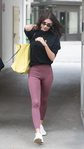 Emily Ratajkowski con unos leggins en color berenjena en Paris 2018