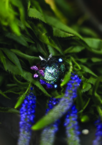 Pieza con incrustaciones de colores de la colección 'Crystal Tales' de Swarovski