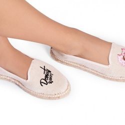 Alpargata con el estampado de un donuts de la colección Embroidery  de la firma Miss Hamptons 2018