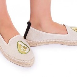 Alpargatas con el estampado de un aguacate de la nueva colección de Embroidery  de Miss Hamptons 2018