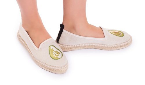 Alpargatas con el estampado de un aguacate de la nueva colección de Embroidery de Miss Hamptons 2018