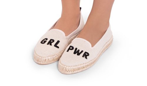Alpargata beige con letras bordadas de la colección Embroidery  de la firma Miss Hamptons 2018