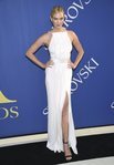 Karlie Kloss con un vestido blanco en los CFDA Awards en Nueva York 2018