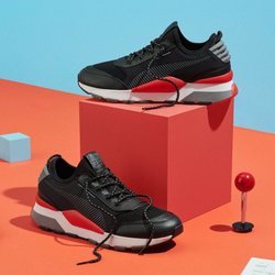 Modelo en negro de la zapatilla 'RS-0' de Puma