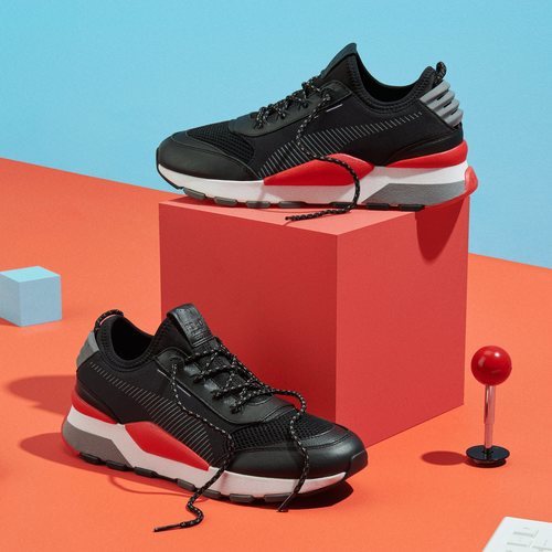 Modelo en negro de la zapatilla 'RS-0' de Puma