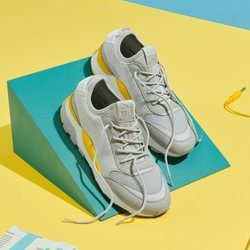 Modelo en gris de la zapatilla 'RS-0' de Puma