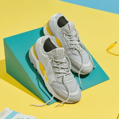 Modelo en gris de la zapatilla 'RS-0' de Puma