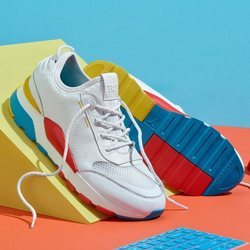 Modelo en blanco de la zapatilla 'RS-0' de Puma