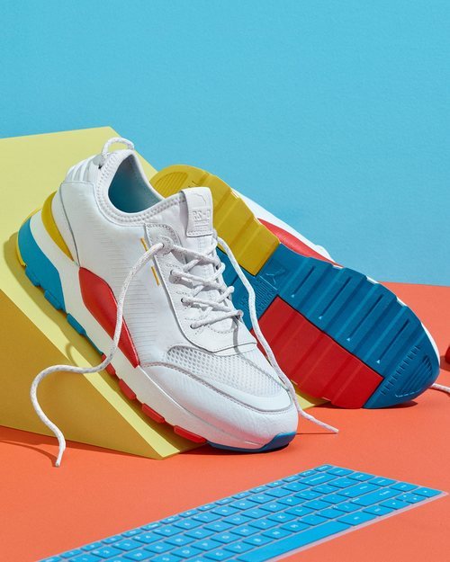 Modelo en blanco de la zapatilla 'RS-0' de Puma