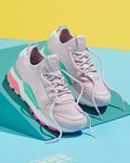 Modelo en rosa de la zapatilla 'RS-0' de Puma