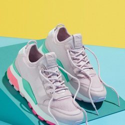 Modelo en rosa de la zapatilla 'RS-0' de Puma