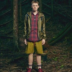 Modelo con una camisa de cuadros y abrigo de la nueva línea Outdoor de la nueva coleeción SS19 de Woolrich