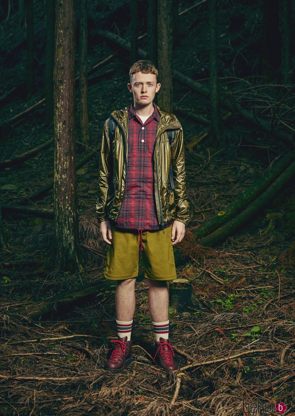 Modelo con una camisa de cuadros y abrigo de la nueva línea Outdoor de la nueva coleeción SS19 de Woolrich