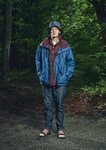 Modelo con un pantalón vaquero y una cazadora azul dela nueva línea de Outdoor de la nueva colección SS19 de Woolrich
