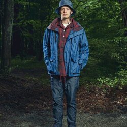 Modelo con un pantalón vaquero y una cazadora azul dela nueva línea de Outdoor de la nueva colección SS19 de Woolrich