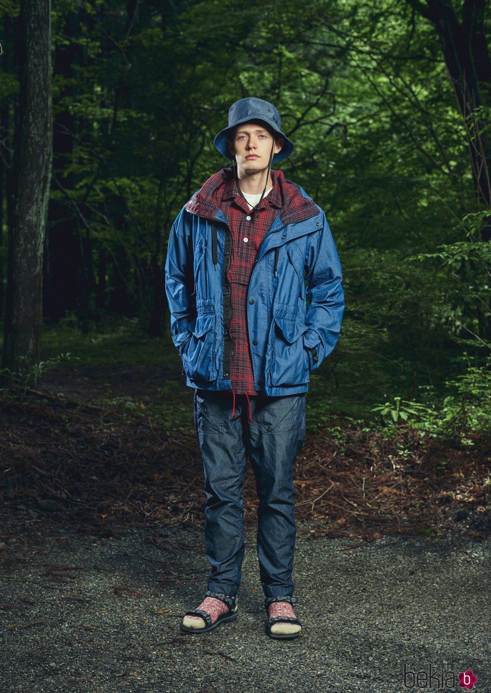 Modelo con un pantalón vaquero y una cazadora azul dela nueva línea de Outdoor de la nueva colección SS19 de Woolrich