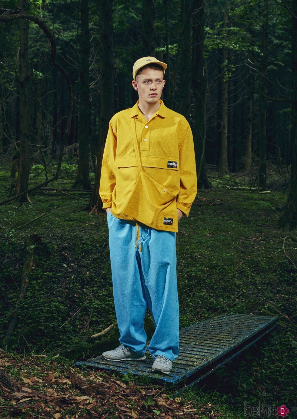 Modelo con un pantalón azul y camisa amarilla de la nueva línea de Outdoor de la nueva colección SS19 de Woolrich