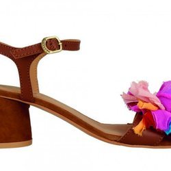 Sandalia de tacón con telas de colores de la nueva propuesta de Gioseppo para el verano 2018