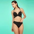 Modelo posando con un bikini negro de la colección cápsula 'Pool party' de Undiz 2018