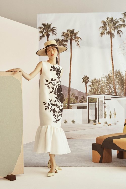 Vestido blanco con estampado de la colección Crucero 2019 de Carolina Herrera