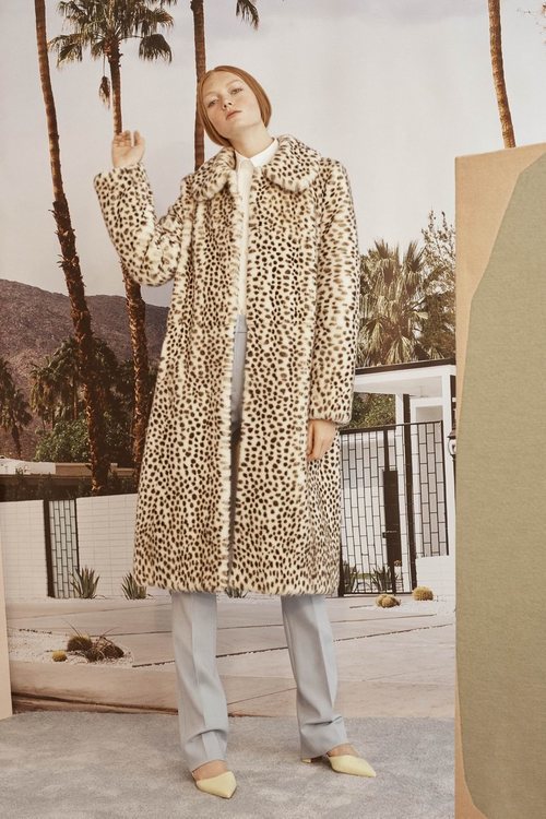 Abrigo de print de leopardo de la colección Crucero 2019 de Carolina Herrera