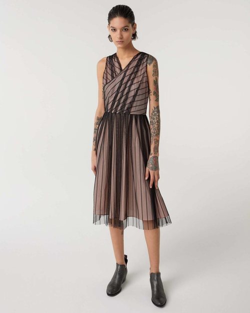 Vestido midi de tul negro de la nueva colección primavera/verano de Sisley 2018